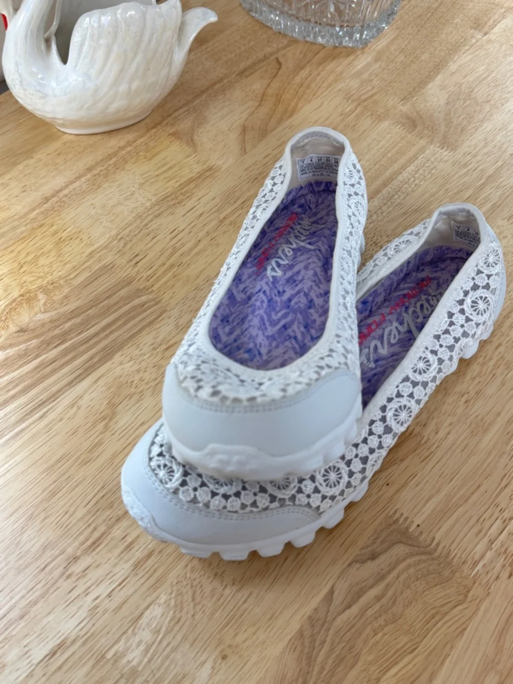 Whimsical Fairy Skechers White Leather Crochet Slip-On Comfort Flats Size 7